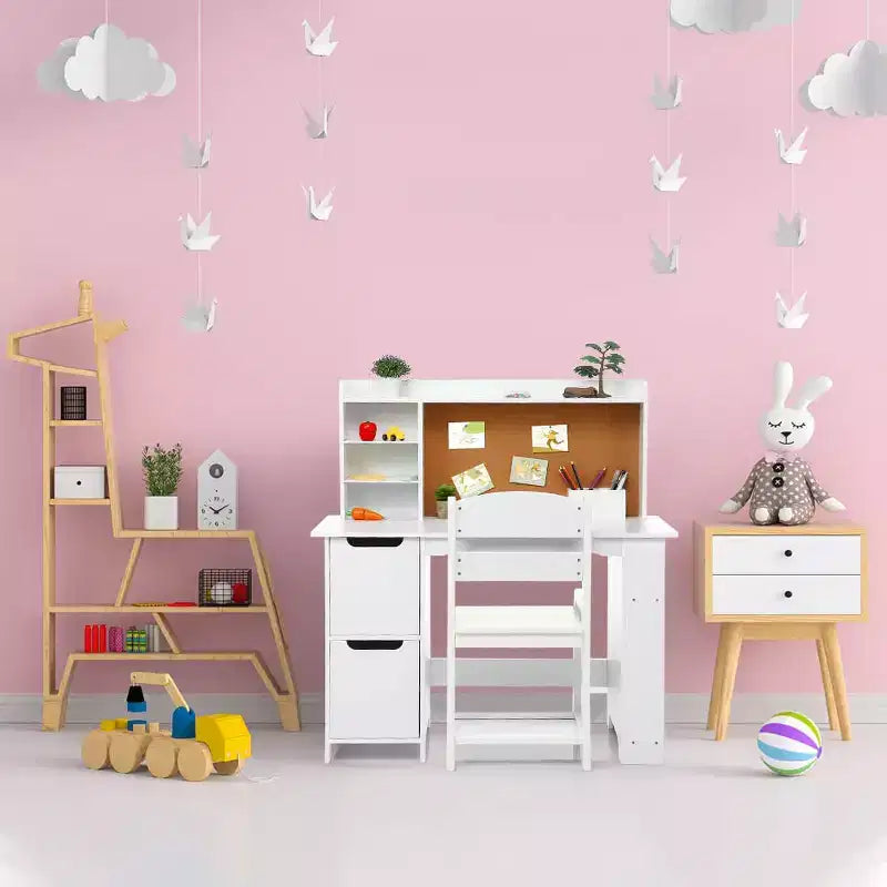 Ensemble bureau et chaise blancs avec étagère, tableau d'affichage et armoires