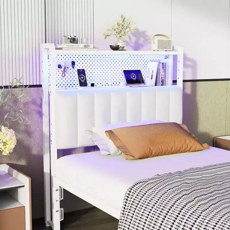 Tête de lit réglable rembourrée avec étagères à 2 niveaux, panneau perforé, stations de recharge et lumières LED