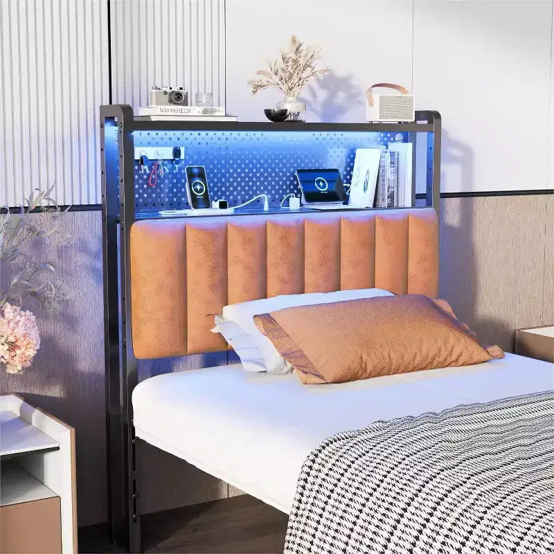 Tête de lit réglable rembourrée avec étagères à 2 niveaux, panneau perforé, stations de recharge et lumières LED